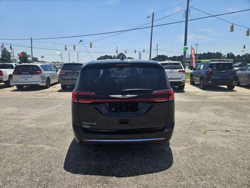 Used 2023 Chrysler Pacifica Touring-L FWD image 6