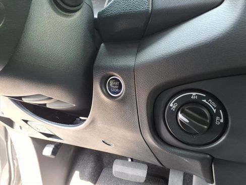 Used 2024 Nissan Frontier SL w/ Technology Package image 9