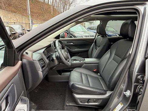 Used 2023 Nissan Rogue SV w/ SV Premium B Package image 16