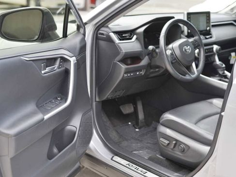 Used 2019 Toyota RAV4 Limited image 6