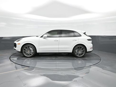 Certified 2022 Porsche Cayenne Turbo image 2
