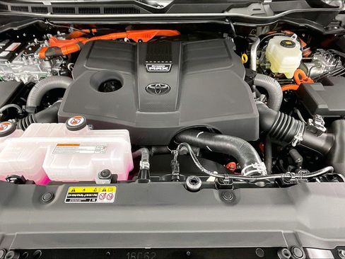 New 2025 Toyota Tundra Platinum AWD/4WD image 18