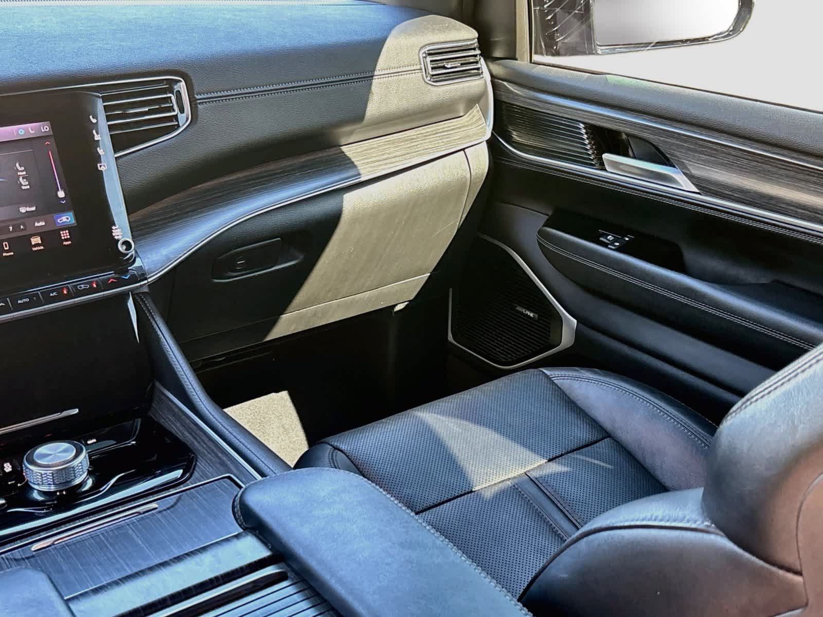 Used 2023 Jeep Wagoneer Series II AWD/4WD image 24