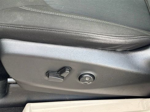 Used 2022 Chrysler Voyager LX FWD image 13
