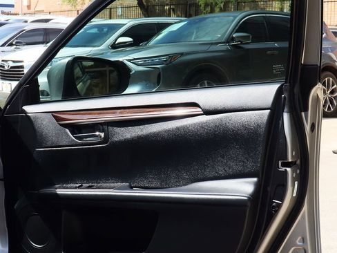 Used 2016 Lexus ES 350 w/ Luxury Package w/Wood Trim image 30