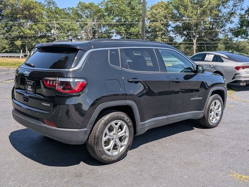 Used 2024 Jeep Compass Latitude AWD/4WD image 4