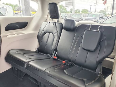 Used 2023 Chrysler Pacifica Touring-L FWD image 30