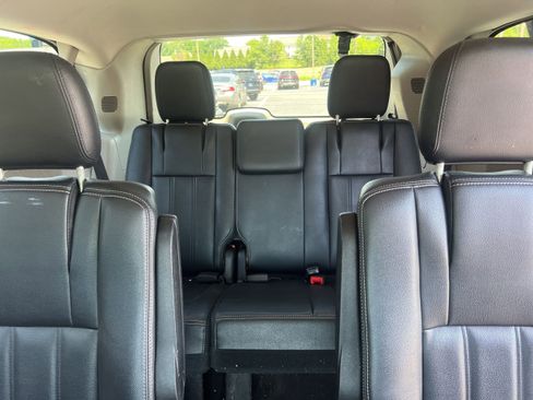 Used 2016 Chrysler Town & Country Touring FWD image 19