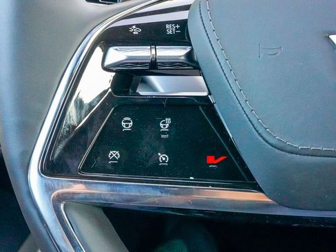 Used 2026 Cadillac Vistiq Platinum image 38