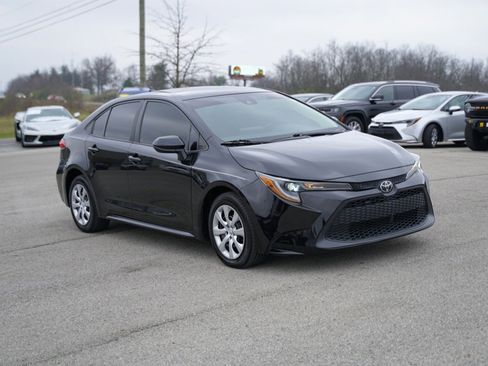 Used 2022 Toyota Corolla LE image 3