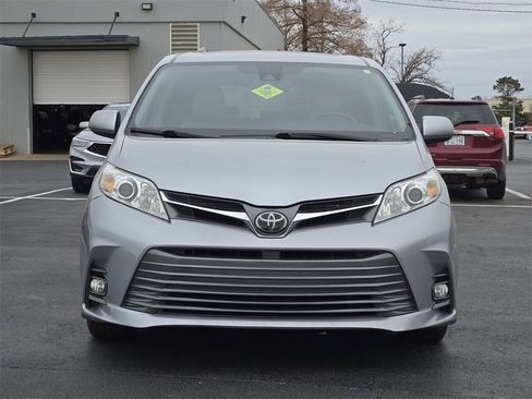 Used 2018 Toyota Sienna XLE Premium image 2