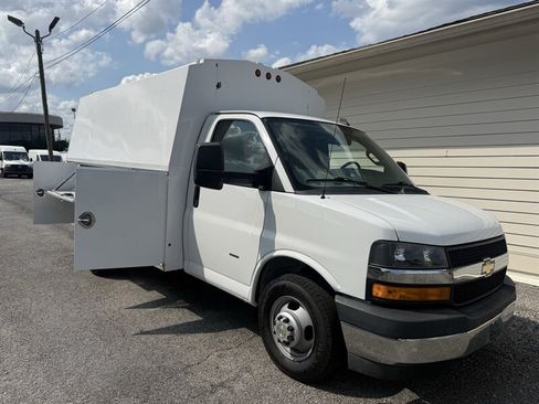 Used 2018 Chevrolet Express 3500 w/ Power Convenience Package RWD image 8