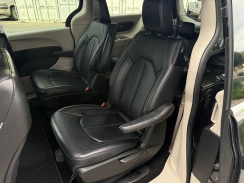 Used 2024 Chrysler Pacifica Limited FWD image 32