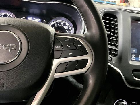 Used 2022 Jeep Cherokee Latitude AWD/4WD image 18