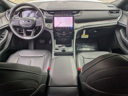 New 2025 Jeep Grand Cherokee Limited image 27