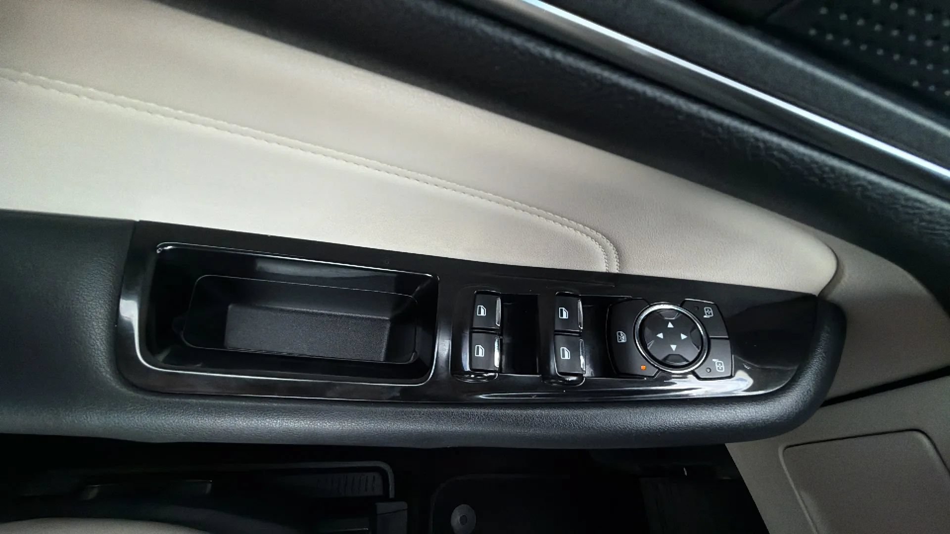 Used 2019 Ford Edge Titanium FWD image 17