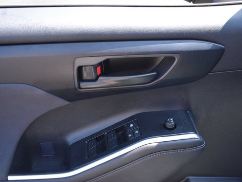Used 2025 Toyota Highlander LE FWD image 13