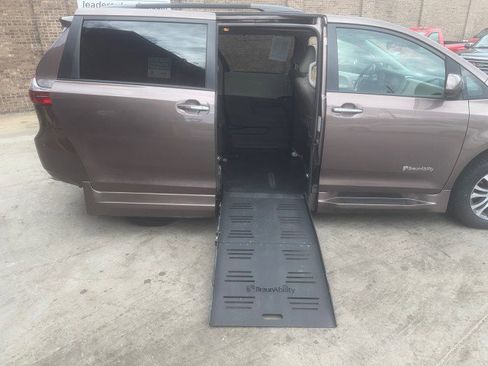 Used 2020 Toyota Sienna XLE w/ XLE Navigation Package image 17