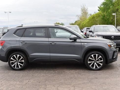 Used 2023 Volkswagen Taos SE w/ Panoramic Sunroof Package image 5