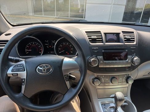 Used 2012 Toyota Highlander FWD w/ Tech Pkg image 6