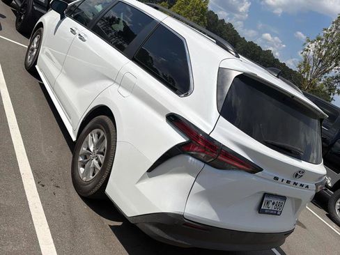 Used 2022 Toyota Sienna XLE image 4