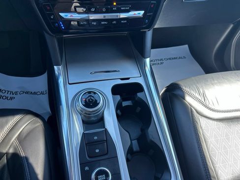 Used 2023 Ford Explorer Platinum w/ Technology Package AWD/4WD image 16