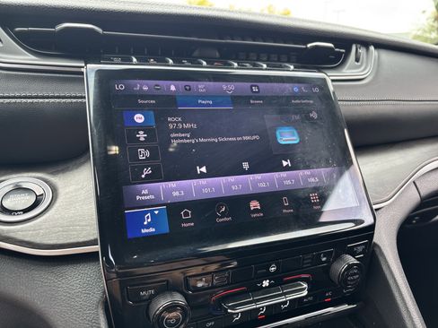 Used 2025 Jeep Grand Cherokee L Limited w/ Black Appearance Package image 22