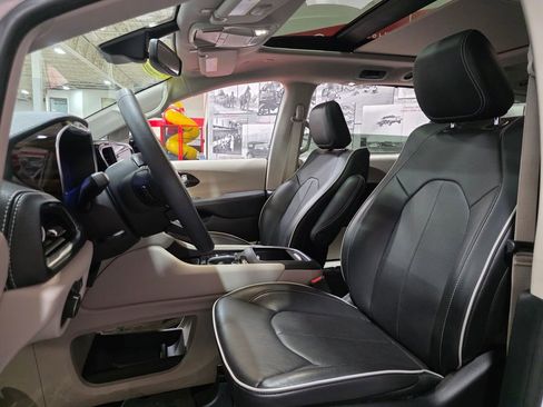 Used 2024 Chrysler Pacifica Limited AWD/4WD image 18