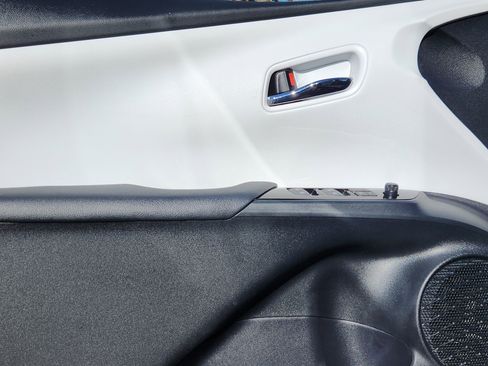 Used 2017 Toyota Prius Three Touring image 6