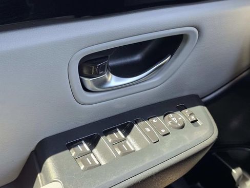 Used 2023 Honda Pilot LX image 15