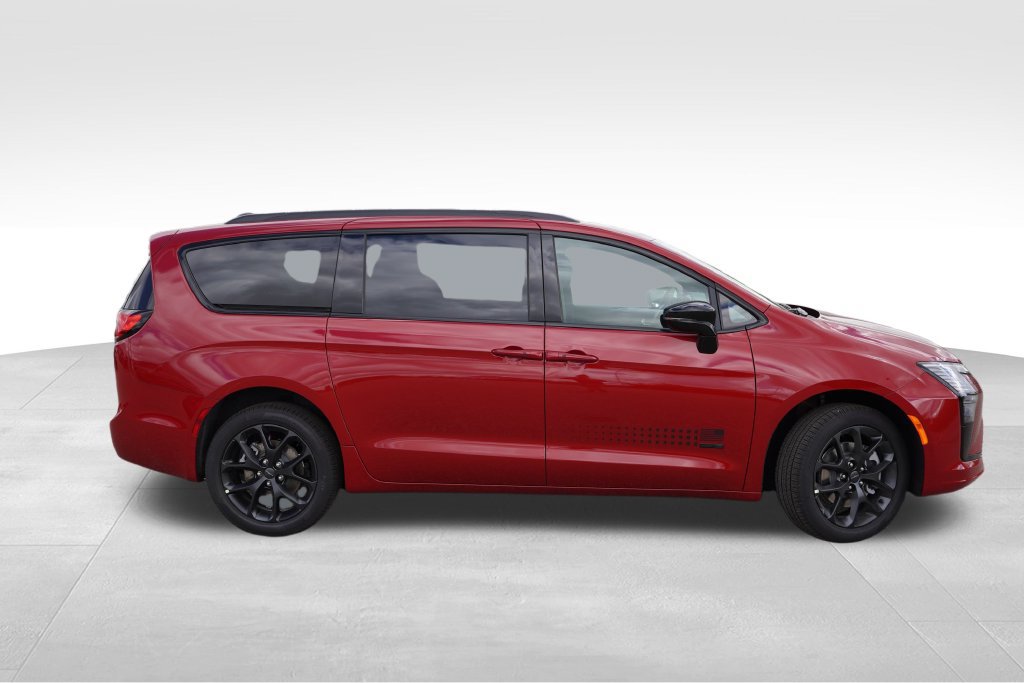 New 2027 Chrysler Pacifica Select AWD/4WD image 2