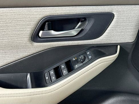 Used 2023 Nissan Rogue SV image 15