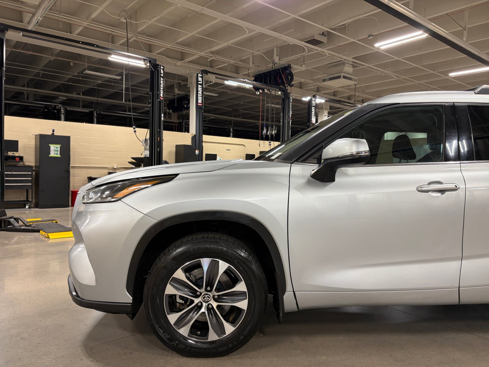 Used 2021 Toyota Highlander XLE AWD/4WD image 10