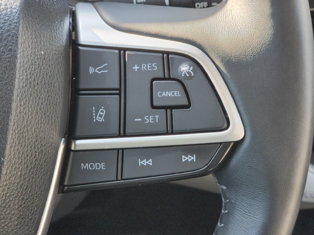 Used 2023 Toyota Highlander XLE FWD image 23