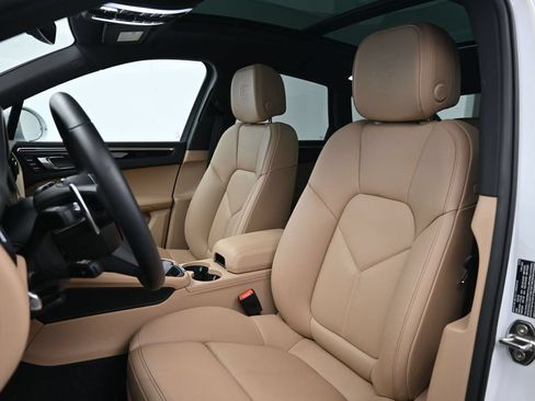 Certified 2026 Porsche Macan AWD/4WD image 5