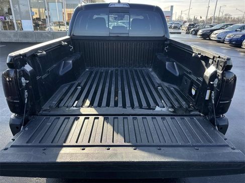 Used 2022 Toyota Tacoma TRD Off-Road image 10