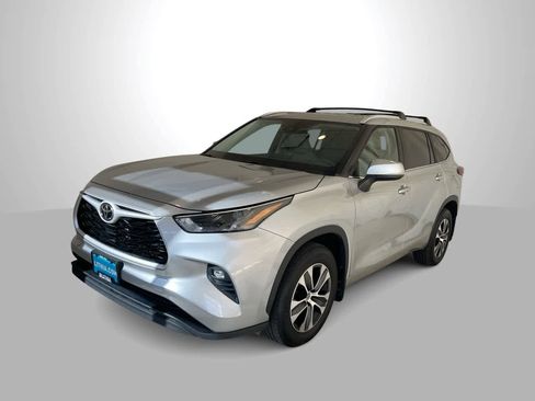 Used 2023 Toyota Highlander XLE image 1