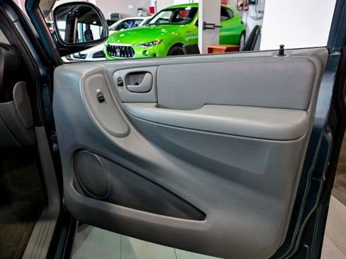 Used 2006 Chrysler Town & Country Touring FWD image 25