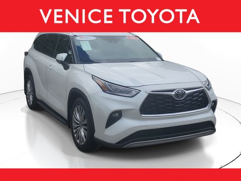 Certified 2024 Toyota Highlander Platinum FWD image 1