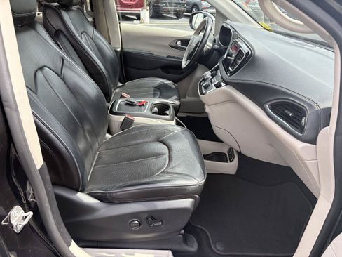 Used 2019 Chrysler Pacifica Limited FWD image 20