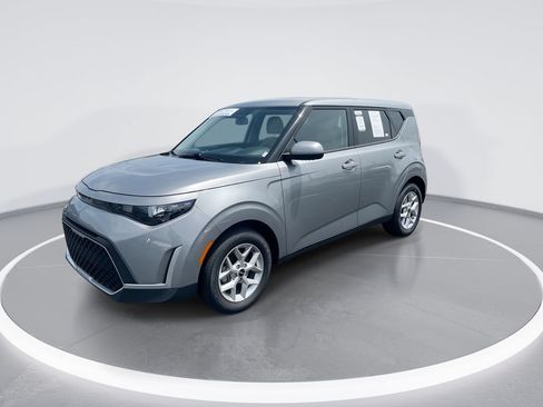Certified 2025 Kia Soul LX w/ LX Technology Package FWD image 4