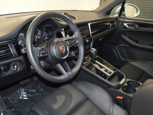 Certified 2025 Porsche Macan AWD/4WD image 4