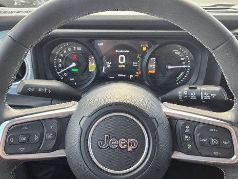 Used 2025 Jeep Wrangler Sahara image 45