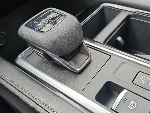 Used 2022 Nissan Pathfinder SV AWD/4WD image 16