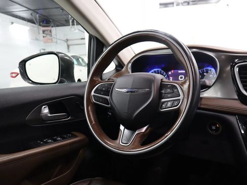 Used 2017 Chrysler Pacifica Limited FWD image 39