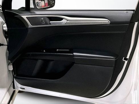 Used 2017 Ford Fusion SE w/ Fusion SE Technology Package image 27