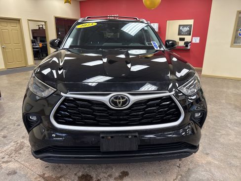 Used 2023 Toyota Highlander XLE image 2