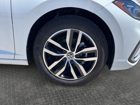 Used 2025 Volkswagen Jetta SE w/ Sunroof Package FWD image 17