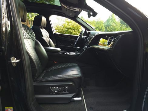 Used 2020 Bentley Bentayga Plug-In Hybrid image 29