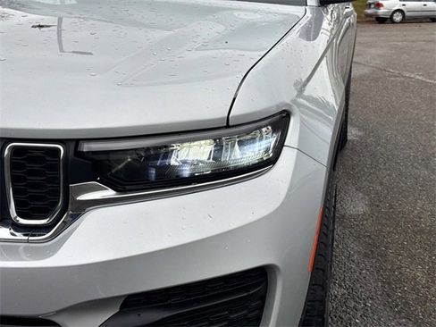 Used 2024 Jeep Grand Cherokee Laredo image 11